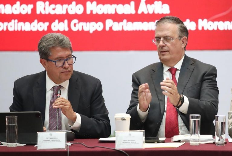 Marcelo Ebrard y Ricardo Monreal en Plenaria de Morena