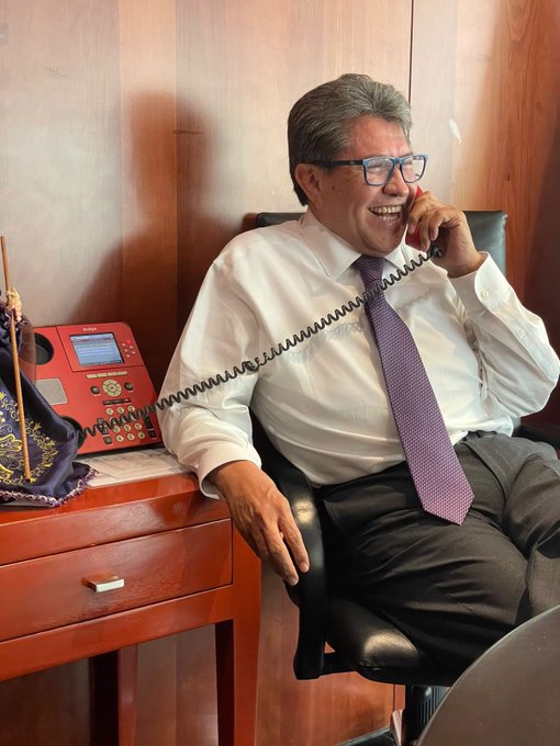 Senador Ricardo Monreal enseña el teléfono rojo