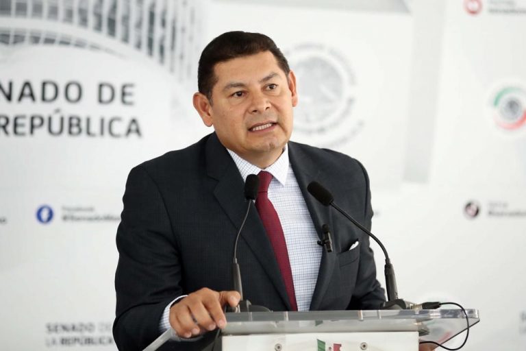 El presidente del Senado, Alejandro Armenta reconoció que se deben implementar mecanismos para evitar que la deuda externa siga creciendo