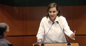 Senadora María Lilly del Carmen Téllez García con ojos saltones