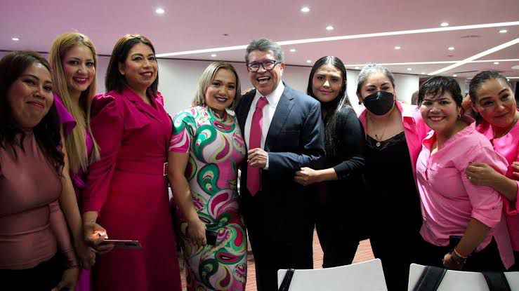 Senador Ricardo Monreal con mujeres