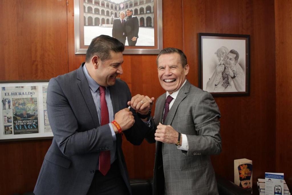 Entrega senador Armenta reconocimiento a Julio César Chávez