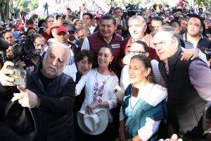 Senador de Puebla, Alejandro Armenta, acompaña al presidente a la Marcha del Pueblo en el zócalo de la Ciudad de México