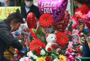 Destinan familias mexicanas un tercio de sus ingresos a festividades religiosas y cívicas
