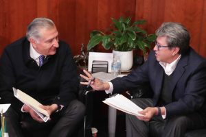 El senador Ricardo Monreal entrega inconsistencias de la reforma electoral al secretario de Gobernación, Adán Augusto López Hernández