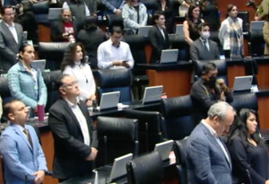 Diputados y senadores guardaron un minuto de silencio por el fallecimiento del gobernador de Puebla, Miguel Barbosa Huerta