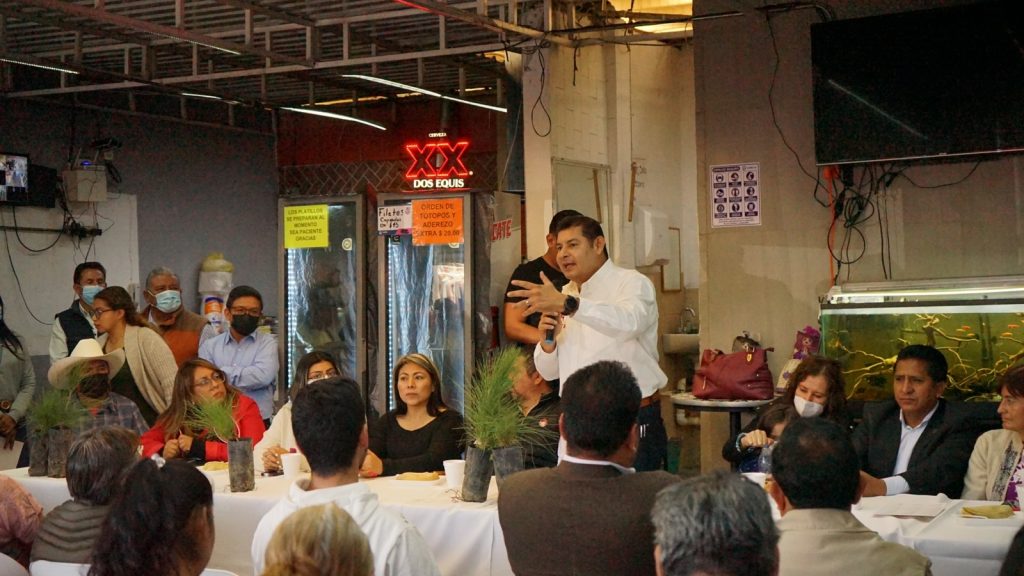 Senador Armenta promueve economía familiar de la 4T en mercados de Puebla