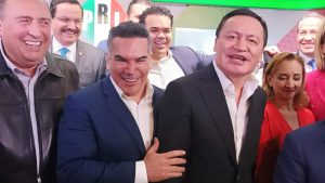 El dirigente nacional del PRI, Alejandro Moreno, y el coordinador de los senadores, Miguel Ángel Osorio Chong liman asperezas