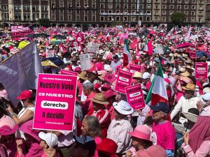 Panistas, emecistas, priistas y perredistas unidos en Va por México, se vistieron de rosa para ir al Zócalo