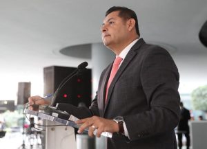 Senador Alejandro Armenta impulsa cambio de combustibles fósiles a vehículos eléctricos
