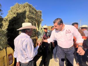 Senador Armenta entrega magueyes para el aprovechamiento de los recursos naturales en la Mixteca