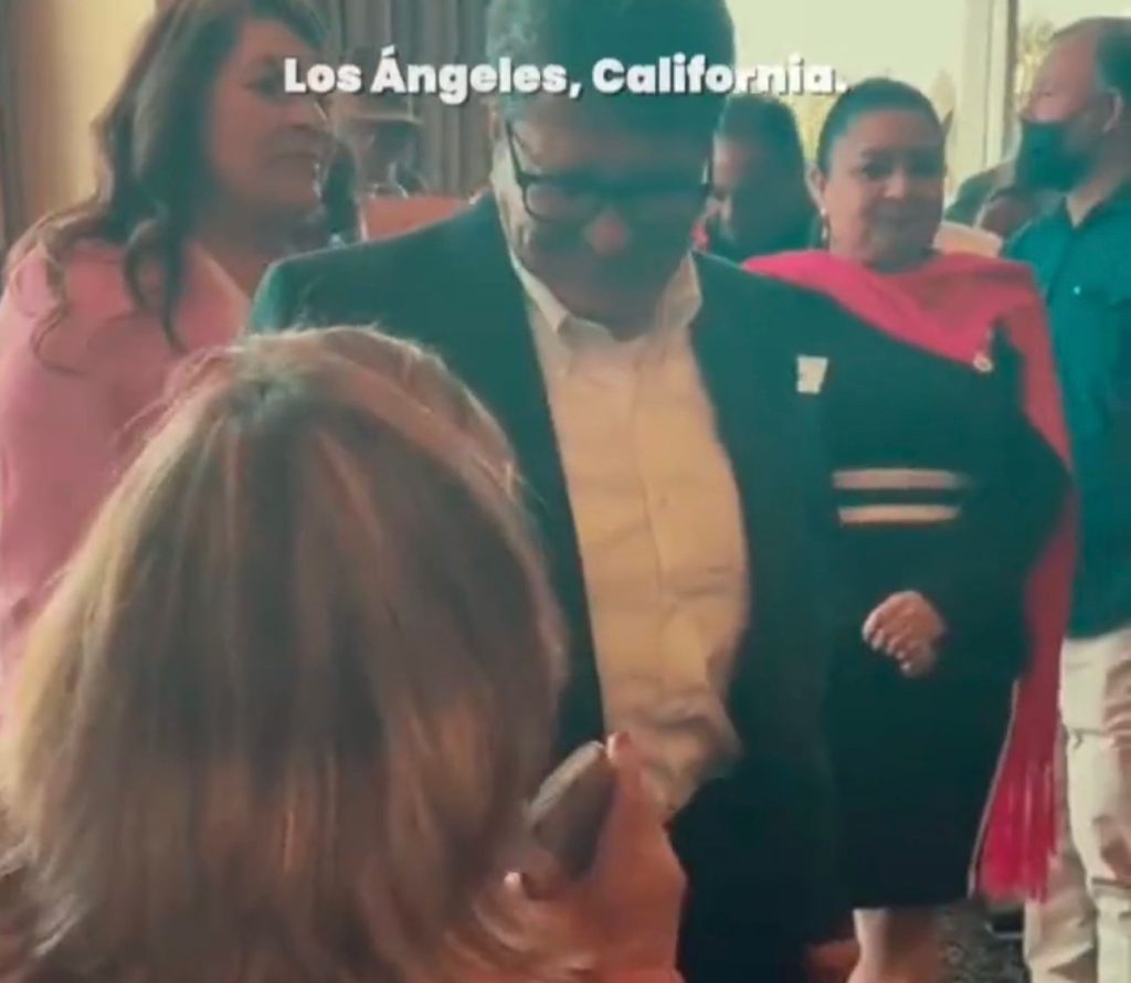 Senador Monreal toma protesta a migrantes mexicanos en Los Ángeles, California, de los Comités de Reconciliación por México