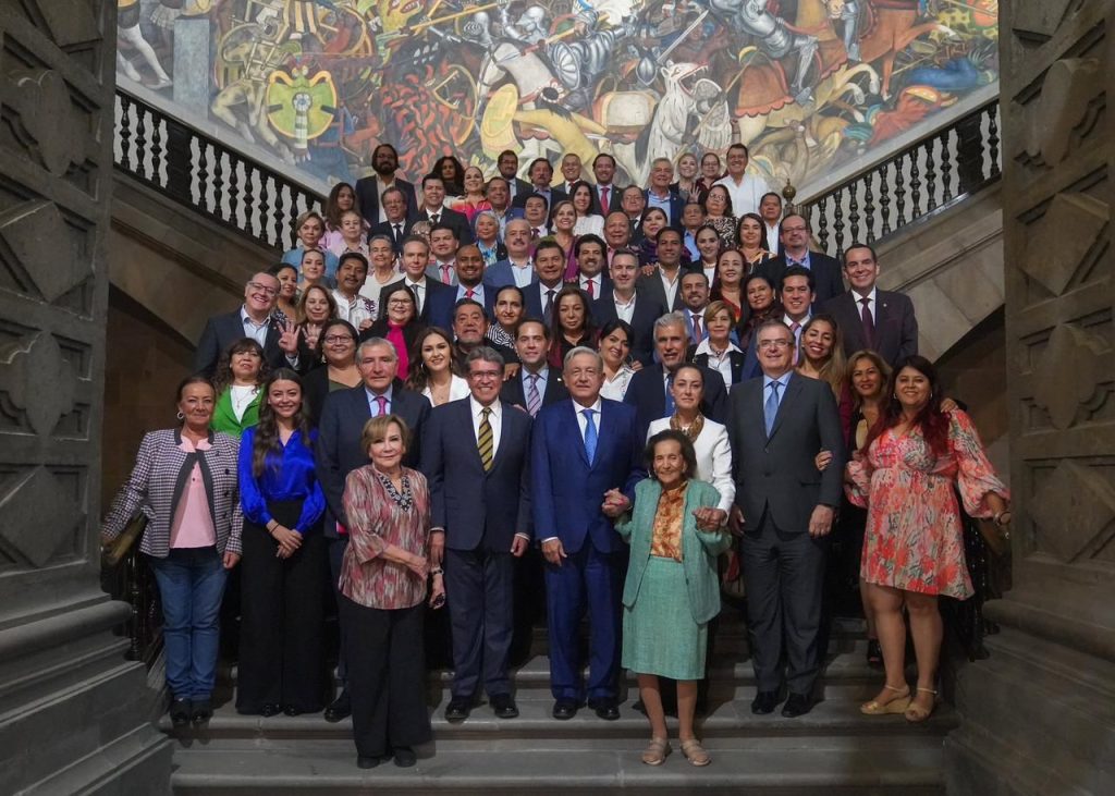 El presidente López Obrador recibe a senadores de Morena