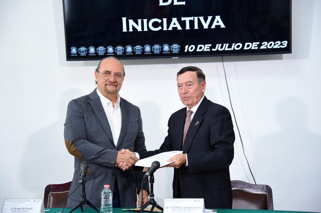 Ricardo Ruiz Suárez, secretario de Gobierno de la Ciudad de México entregó iniciativa a el diputado Fausto Manuel Zamorano Esparza (PRI), presidente de la Mesa Directiva.