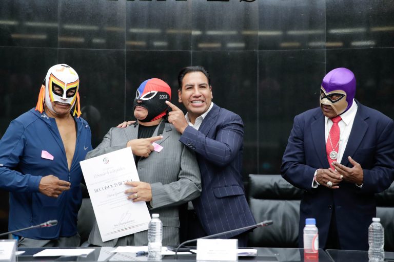 Senador Eduardo Ramírez propone editar un libro para dejar registro de los personajes de la lucha libre
