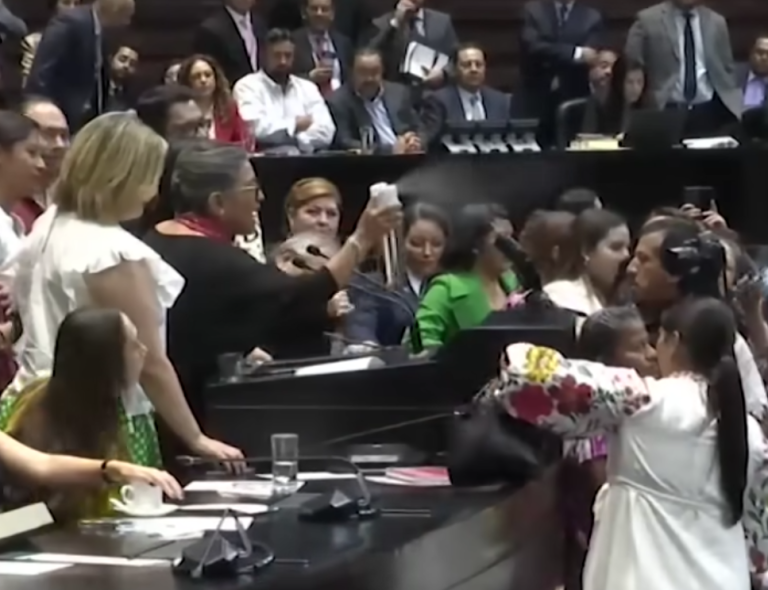 La diputada Aleida Alavez fumiga la tribuna de la Cámara de Diputados después de que habló la senadora Xóchitl Gálvez porque está infectada de corrupción