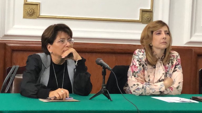 Diputadas Martha Ávila y Gabriela Salido dialogaron con galleros.