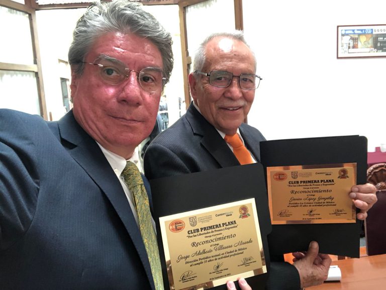 Los periodistas Adalberto Villasana Miranda y Javier López recibieron un reconocimiento del Club Primera Plana por su trayectoria periodística