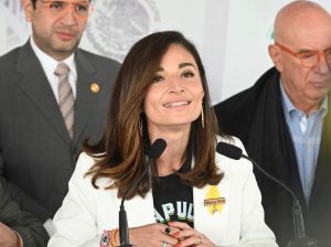 Laura Ballesteros, suplente de la aspirante presidencial Xóchitl Gálvez, rindió protesta como nueva senadora de MC.