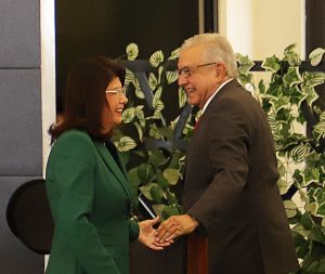 Mariela Gutiérrez, alcaldesa de Tecámac, saluda al Presidente López Obrador