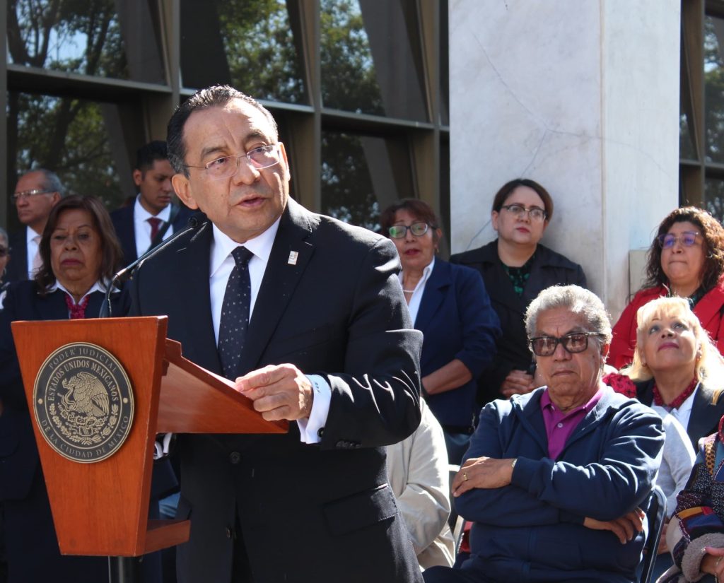 El presidente del PJCDMX, magistrado Rafael Guerra Álvarez, encabezó la ceremonia de honores a la bandera en la Ciudad Judicial.