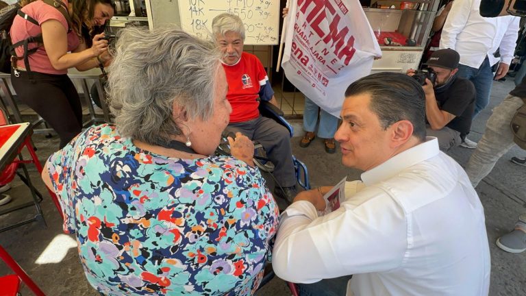 Chema Martínez, candidato a la Presidencia Municipal de Guadalajara por la coalición Sigamos Haciendo Historia recorrió el tianguis.