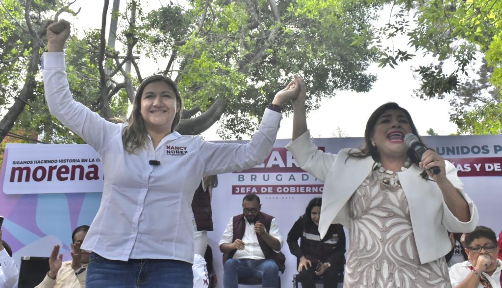 Chintololos reciben a Nancy Núñez y Clara Brugada en la colonia Obrero Popular.