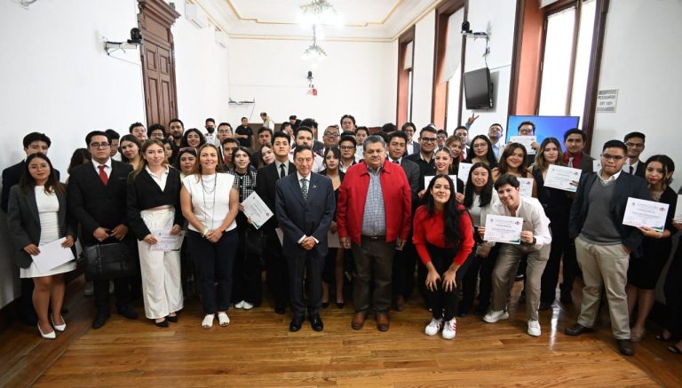 Zamorano Esparza felicitó a las y los jóvenes que terminaron el curso porque, dijo, cumplieron de manera brillante.
