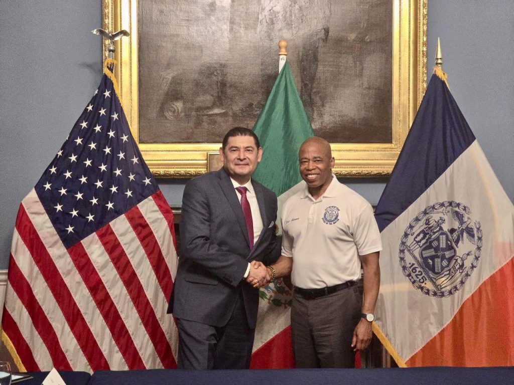 El gobernador electo de Puebla Alejandro Armenta con Eric Adams, alcalde de Nueva York.