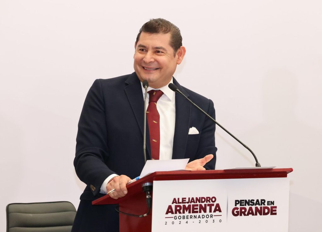 Alejandro Armenta indicó que quien encabece las dependencias deberán comprometerse con el servicio público y amar a Puebla.