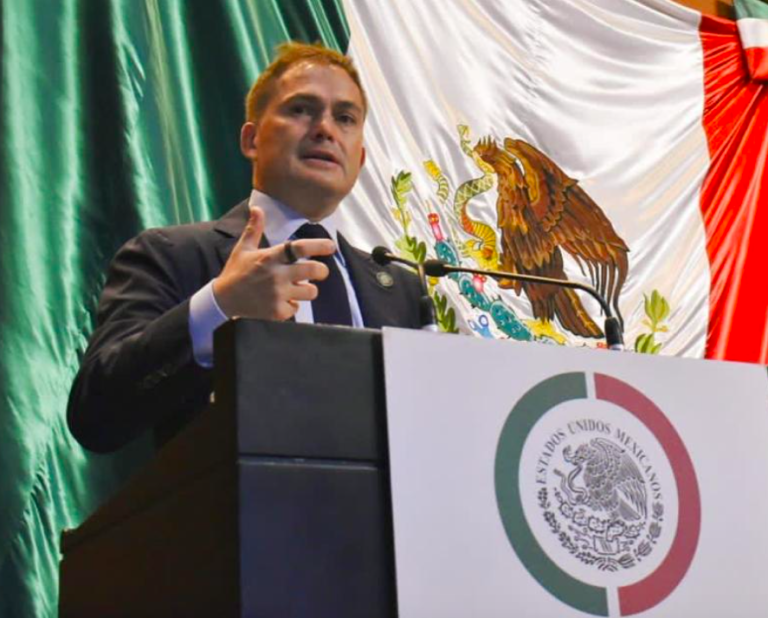 Distinguen a López Casarín por su liderazgo en el fomento de la ciencia de la luz.