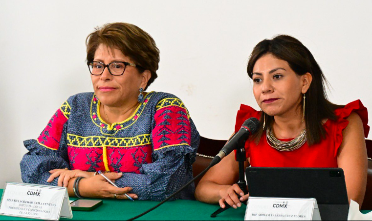 Las diputadas Martha Soledad Avila Ventura y Miriam Valeria Cruz Flores, ambas del grupo parlamentario de MORENA en el Congreso local.