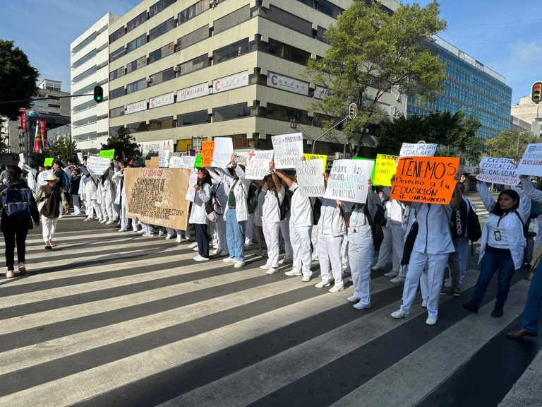 Con sus batas blancas y mensajes en cartulinas denuncian el incumplimiento de pliego petitorio firmado en febrero pasado