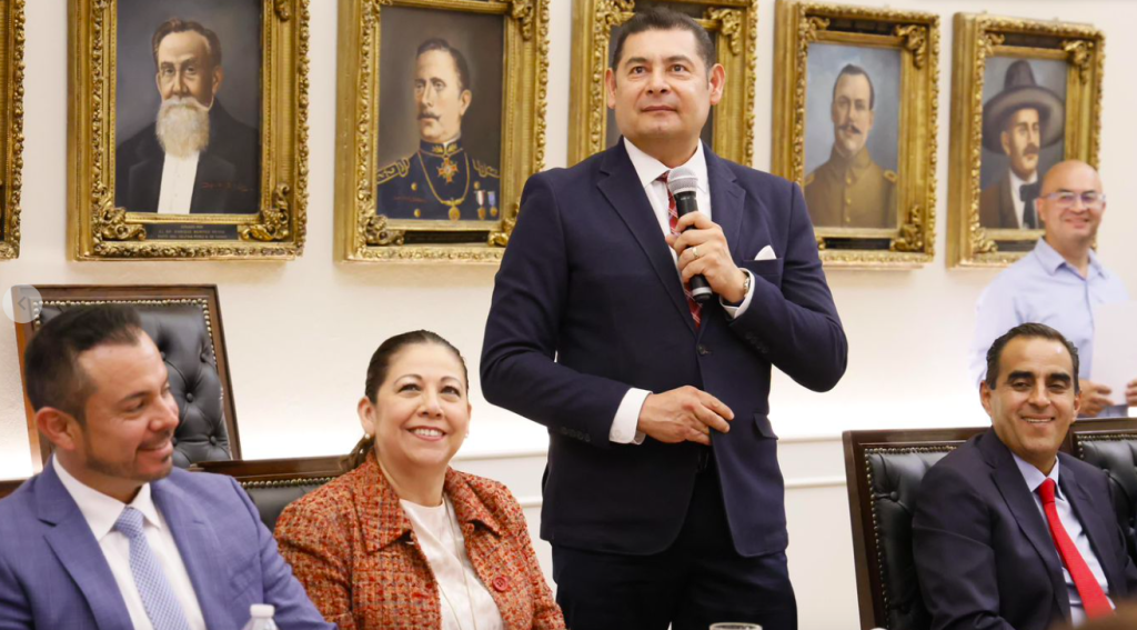 Alejandro Armenta con los diputados que integran la nueva legislatura, encaebzada por Laura Artemisa García Chávez.