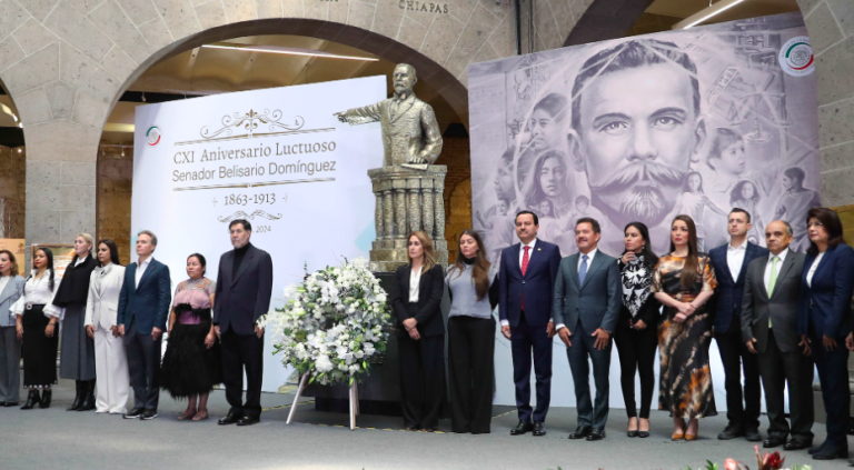 La guardia de honor estuvo encabezada por el presidente de esta Cámara, Gerardo Fernández Noroña, acompañado por la vicepresidenta Karla Guadalupe Toledo Zamora, y los secretarios, Verónica Noemí Camino Farjat, Luis Donaldo Colosio Riojas y Jasmine María Bugarín.