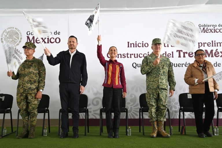 La Presidenta Claudia Sheinbaum dio el banderazo de inicio a los trabajos preliminares del tren México-Querétaro.