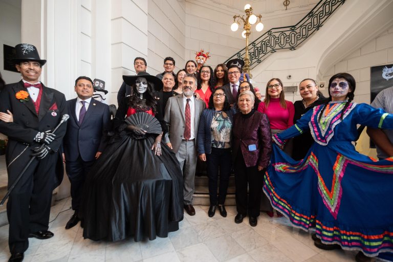 Realmente la festividad del Día de Muertos en nuestro país es una tradición cultural, pero en Xochimilco es una tradición muy importante gracias a sus representaciones artísticas.