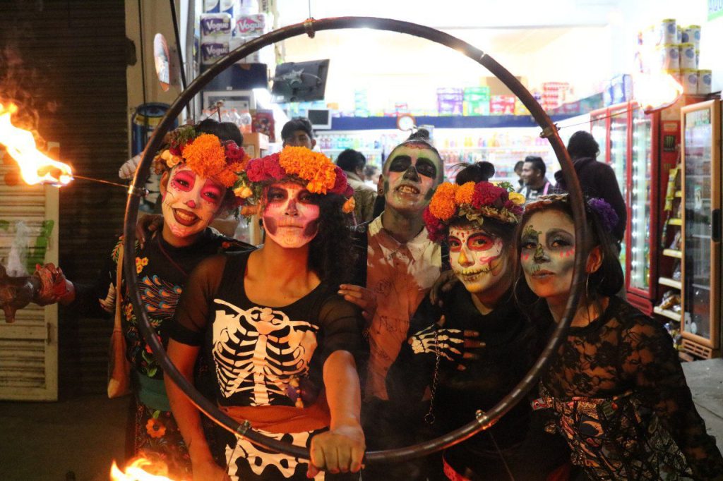 El festival, que honra la memoria de los seres queridos que han partido, contempla un sinfín de actividades, entre ellas, un desfile de carros alegóricos.