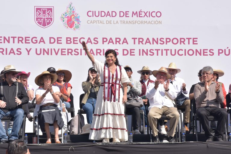 Entrega Brugada 20 mil becas de transporte a estudiantes de universidades públicas