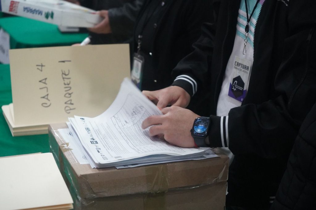 La iniciativa deberá ser admitida por el Congreso local para su estudio, dictamen y posterior votación.
