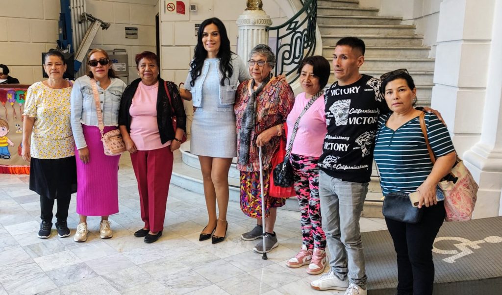 La Alcaldía Cuauhtémoc ignora a tepiteños, acusan vecinos del barrio, acompañados por la diputada Diana Sánchez Barrios.