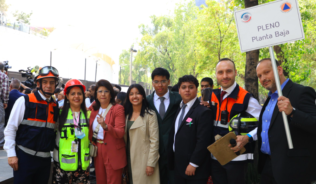 La senadora mexiquense, Mariela Gutiérrez Escalante participó en el Primer Simulacro Nacional.