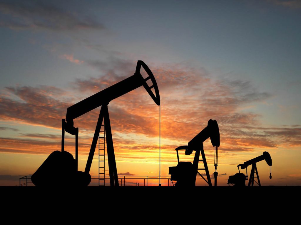 El petróleo podría escalar hasta una horquilla de entre 120 y 130 dólares el barril de Brent. El estrecho de Ormuz canaliza el 30% del energético a nivel mundial.