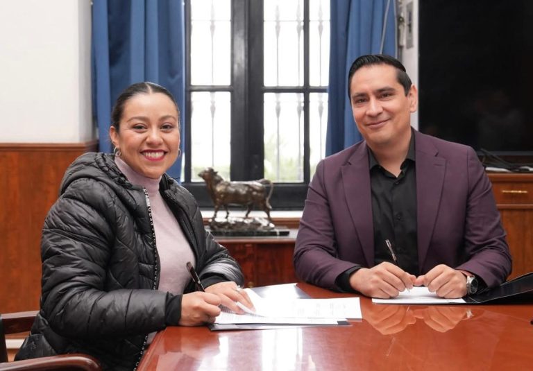 Ángel Garduño García, rector de la UACh, y Rosiceli Díaz Hernández, presidenta municipal de Santa Rita Tlahuapan, Puebla.