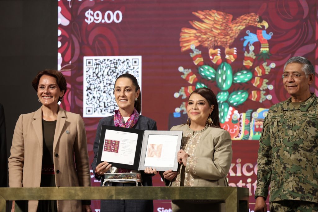 La presidenta de México, Claudia Sheinbaum Pardo, y la Jefa de Gobierno de la Ciudad de México, Clara Brugada Molina, presentaron y cancelaron el timbre postal en honor a los 700 años de la fundación de México-Tenochtitlan.