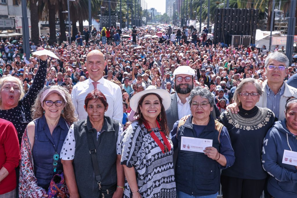 La titular del Ejecutivo local, Clara Brugada, destacó la distribución de 7 mil apoyos a personas de entre 57 y 59 años.
