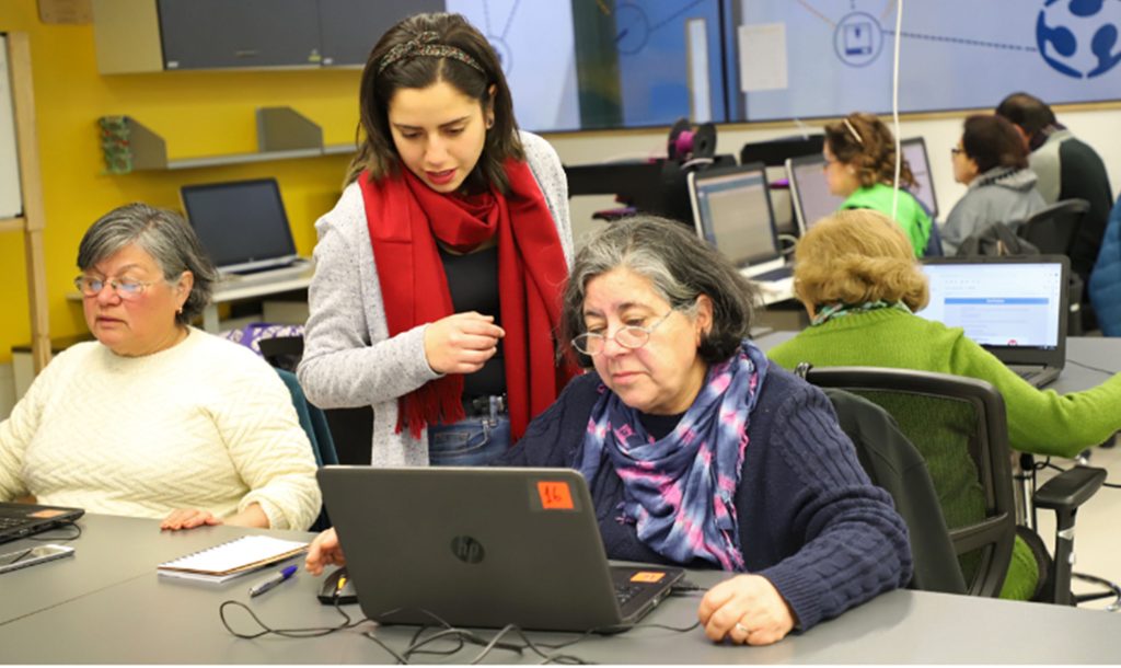 Trabajar en plataformas digitales fue una alternativa para los universitarios; un tercio de los egresados consiguió empleo mientras estudiaba.