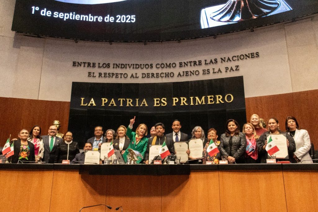 La presidenta de la Mesa Directiva, Laura Itzel Castillo Juárez, encabezó la Sesión Solemne.