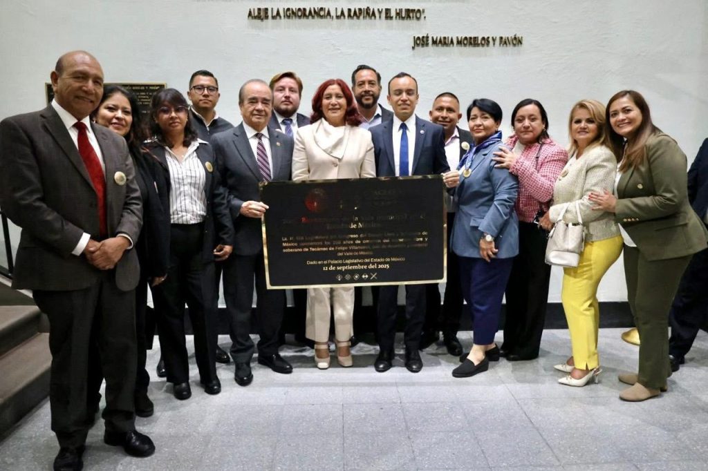 Entrega Congreso del Edomex a Tecámac Placa Conmemorativa por los 200 de la Creación del Municipio; recibió la presidente municipal Rosi Wong.