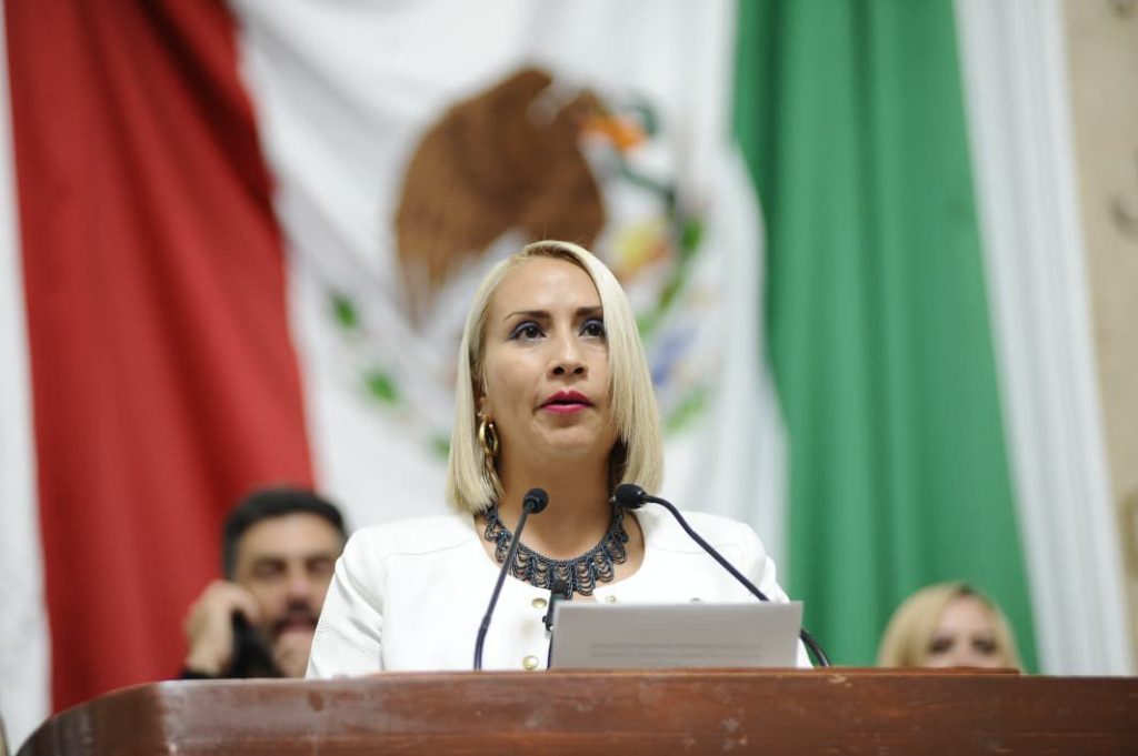 Piden “escalón universal” obligatorio en ventanillas, mostradores y lugares públicos para personas de talla baja.